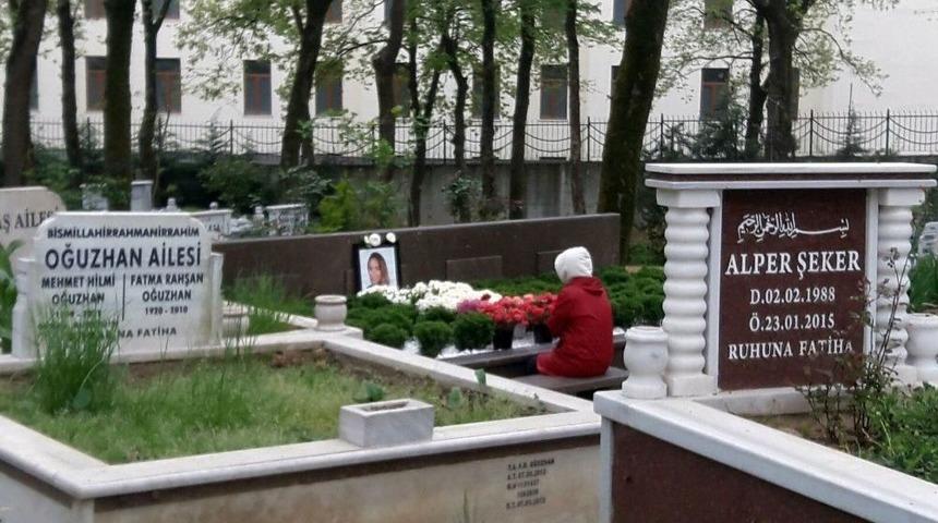 (&ouml;zel) Mina Başaran&rsquo;ın D&uuml;ğ&uuml;n G&uuml;n&uuml;nde Annesi Kabrini Ziyaret Etti