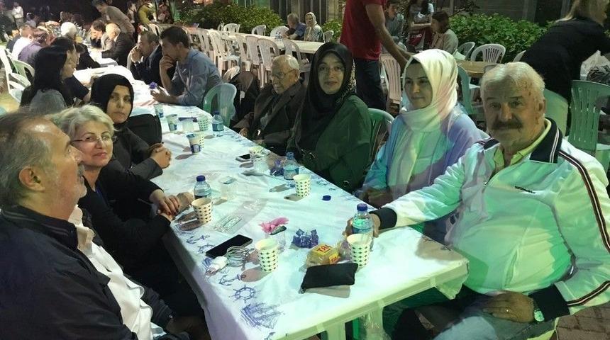 Ak&ccedil;akoca Kızılay Yaşlılar Konuk Evinde Anlamlı İftar Yemeği