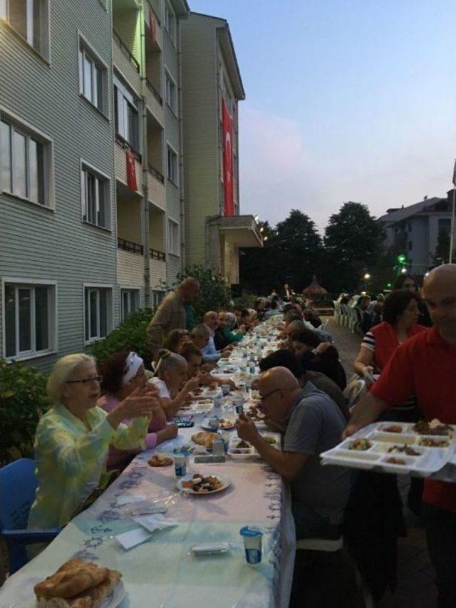 Akçakoca Kızılay Yaşlılar Konuk Evinde Anlamlı İftar Yemeği