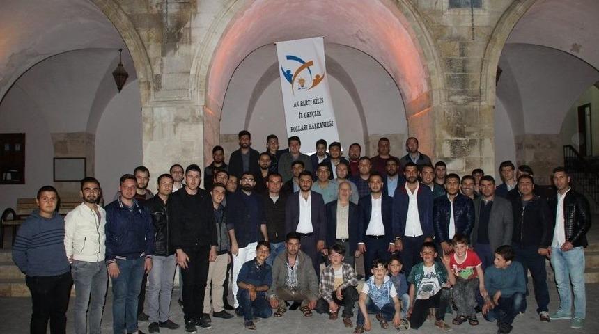 Ak Partili Gen&ccedil;ler Lokum Dağıttı