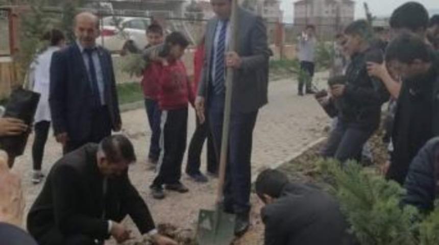 &Ccedil;avdarhisar Ortaokulu&rsquo;nda Fidan Dikimi Ve Bahar Şenliği