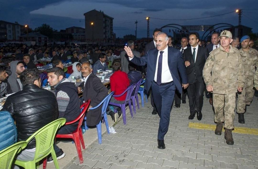 Vali Zorluoğlu, 5 Bin &Ccedil;aldıranlı Vatandaş İle Kardeşlik Sofrasında İftar A&ccedil;tı