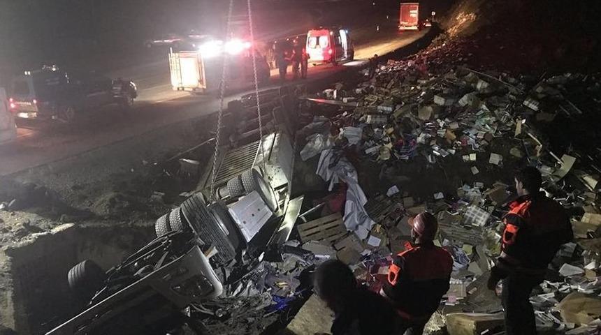 Doğubayazıt&rsquo;ta Kitap Dolu Tır Devrildi: 2 &Ouml;l&uuml;