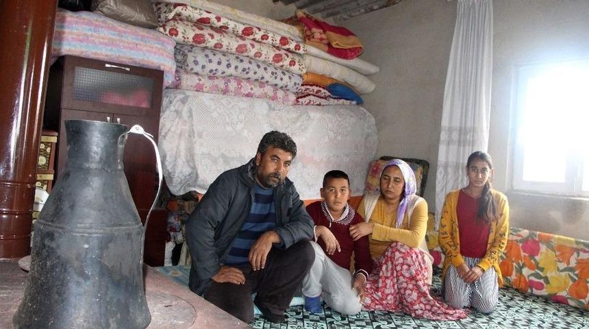 4 Kişilik Aile Tek Odalı Metruk Evde Yaşama Tutunuyor