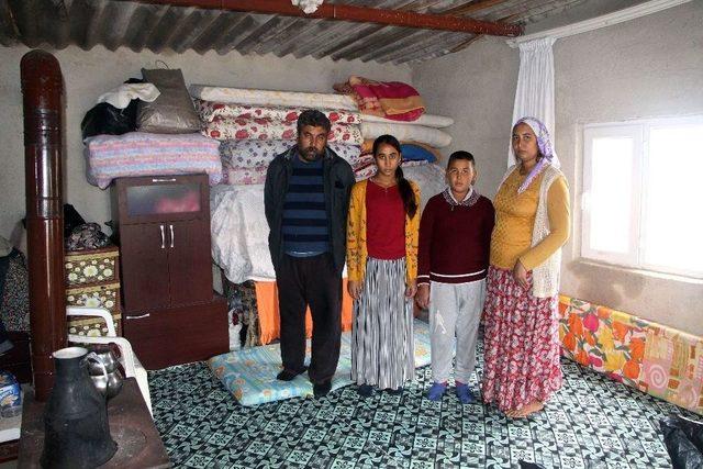 4 Kişilik Aile Tek Odalı Metruk Evde Yaşama Tutunuyor