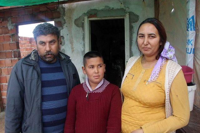 4 Kişilik Aile Tek Odalı Metruk Evde Yaşama Tutunuyor