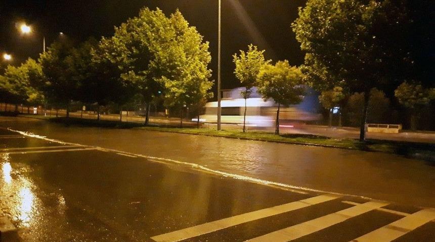 Sağanak Yağış, D-650 Karayolunu G&ouml;le &Ccedil;evirdi