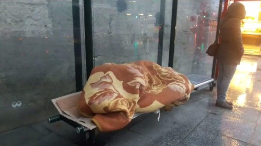 (&ouml;zel) Şişli&rsquo;de Durakta Uyuyan Adamın Hali Y&uuml;rekleri Sızlattı