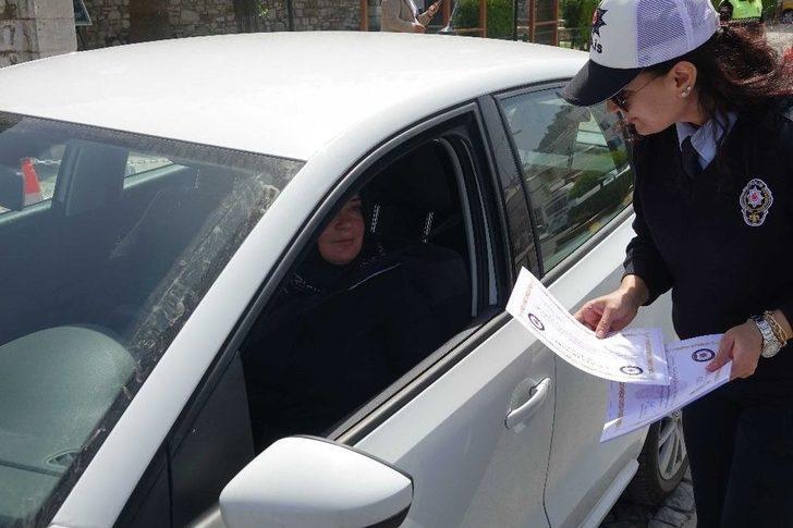 Kuşadası’nda Yayaya Saygı Gösteren Sürücülere Sertifika G2