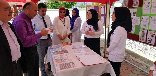 Kız İmam Hatip Lisesi Öğrencilerinden Bilim Fuarı