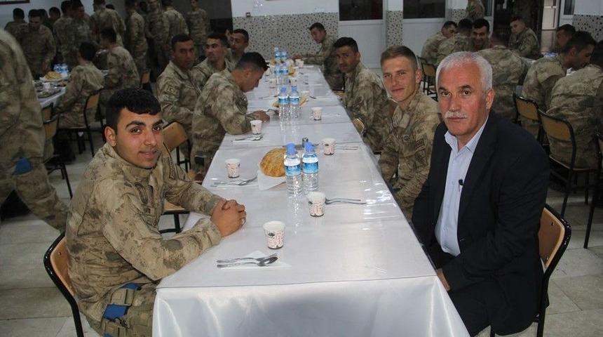 Mehmet&ccedil;ik Ve Halk Aynı Sofrada İftar A&ccedil;tı