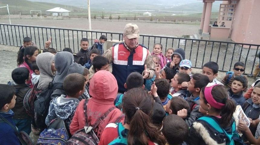 Jandarma&rsquo;da &ldquo;&ccedil;ocuklarımız G&uuml;vende&rdquo; Uygulaması