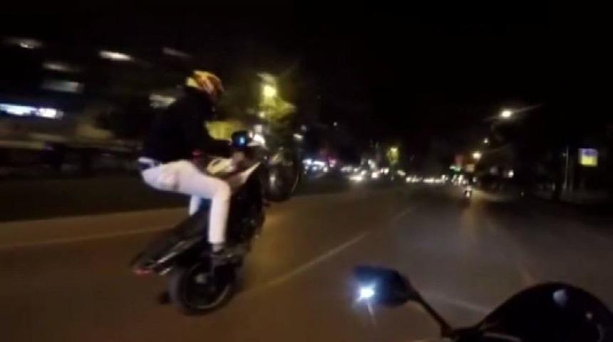 (&ouml;zel)beşiktaş Barbaros Bulvarı&rsquo;nda Tek Teker İle Ter&ouml;r Estiren Motosikletliler Kamerada