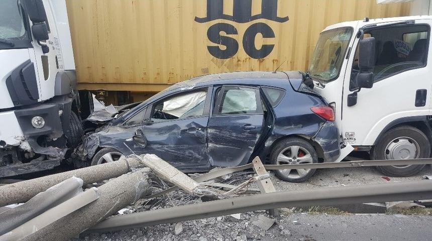 (&ouml;zel) Lastiği Patlayan Tır Yoldan &Ccedil;ıktı, Zincirleme Kazaya Neden Oldu