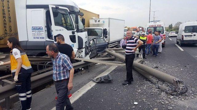 (özel) Lastiği Patlayan Tır Yoldan Çıktı, Zincirleme Kazaya Neden Oldu