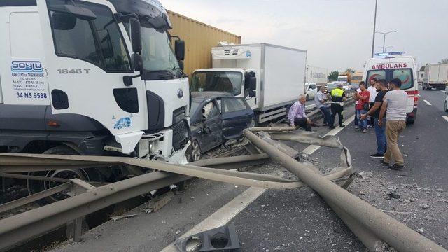 (özel) Lastiği Patlayan Tır Yoldan Çıktı, Zincirleme Kazaya Neden Oldu