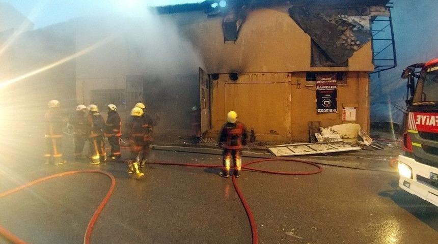 (&ouml;zel Haber) Yangında Mahsur Kalan Yavru Kedi İtfaiye Ekipleri Tarafından Kurtarıldı