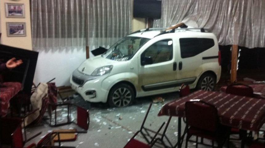 Ka&ccedil;ak Sigara Dolu Ara&ccedil;la Dernek Lokaline Daldı