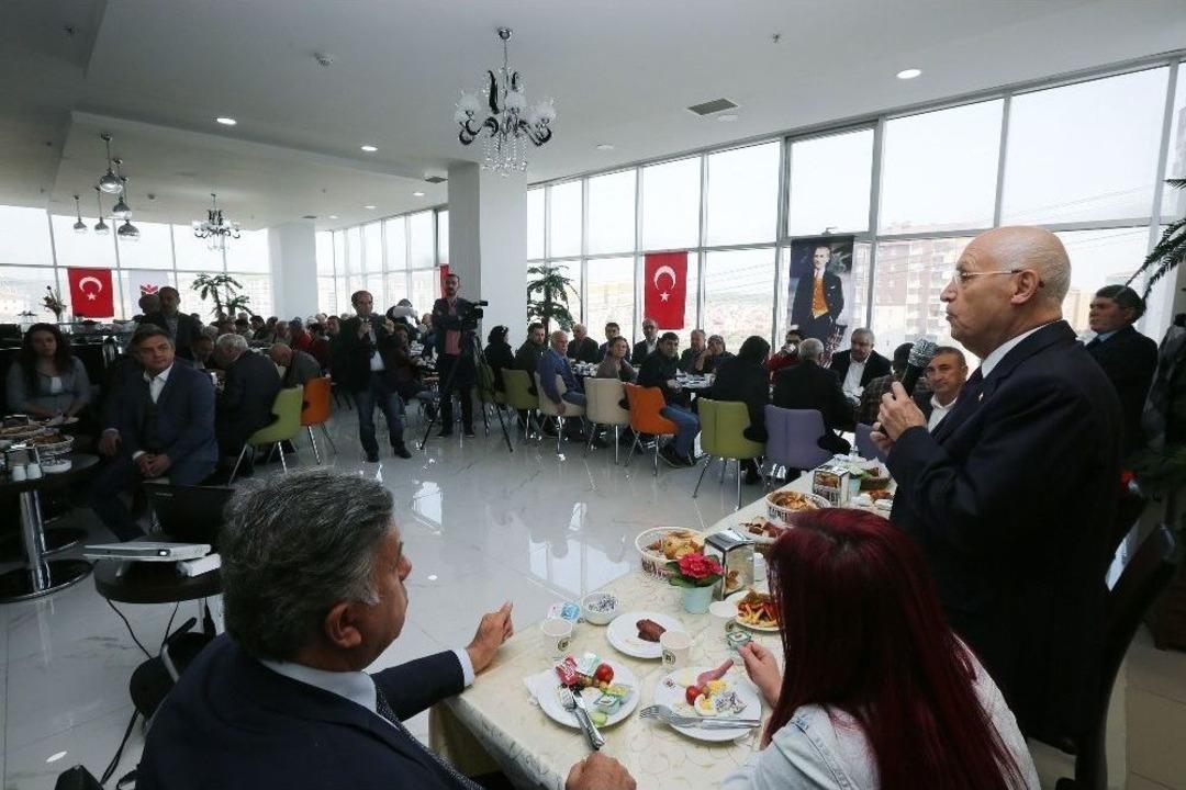 Başkan Yaşar Ata Mahallesi Esnafıyla Kahvaltıda Buluştu