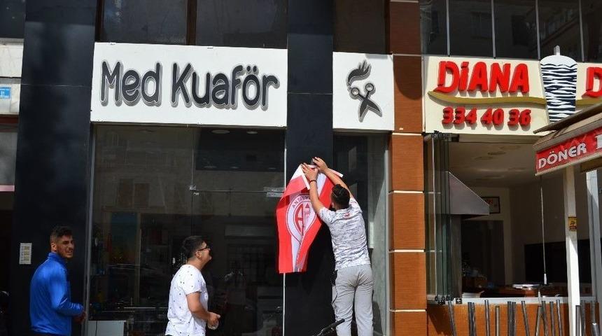 Esnafa 8 Bin Adet Antalyaspor Bayrağı Dağıtıldı