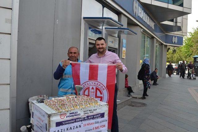 Esnafa 8 Bin Adet Antalyaspor Bayrağı Dağıtıldı