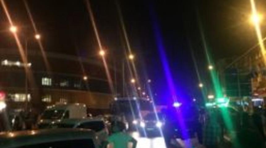 &Uuml;mraniye&rsquo;de Bayrak Asma Kavgası: 4 Yaralı