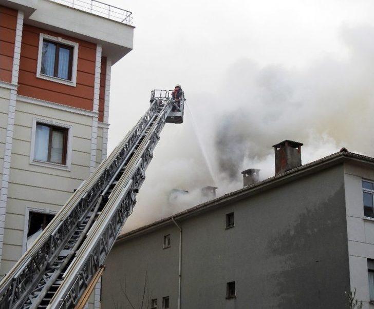 Çatı Yangını Mahalleliyi Sokağa Döktü G2