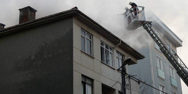 Çatı Yangını Mahalleliyi Sokağa Döktü G3