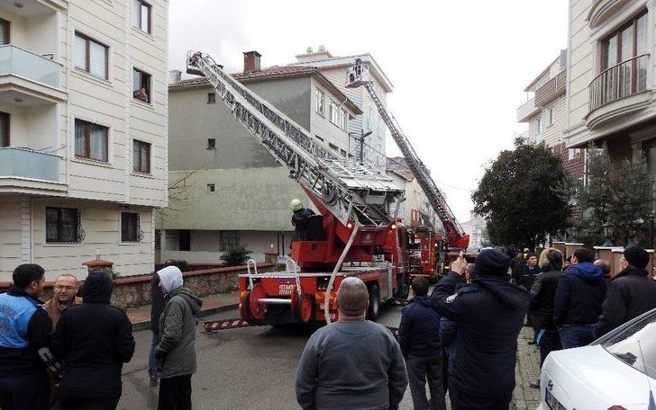 Çatı Yangını Mahalleliyi Sokağa Döktü G4