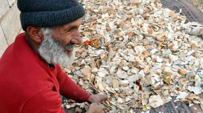 (&ouml;zel Haber) Suriyeli M&uuml;lteci &Ccedil;&ouml;pten Topladığı Ekmekten Para Kazanıyor