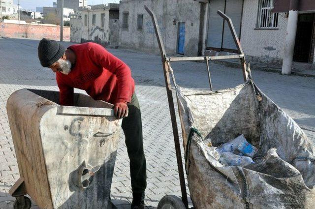 (özel Haber) Suriyeli Mülteci Çöpten Topladığı Ekmekten Para Kazanıyor