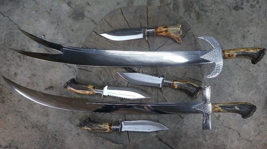 S&uuml;rmeneli Bı&ccedil;ak Ustaları Şimdilerde Yaptıkları Kılı&ccedil;larla Dikkat &Ccedil;ekiyor