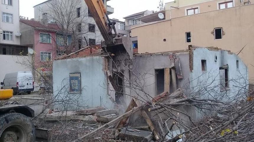 Körfez’de Metruk Binalar Yıkılıyor