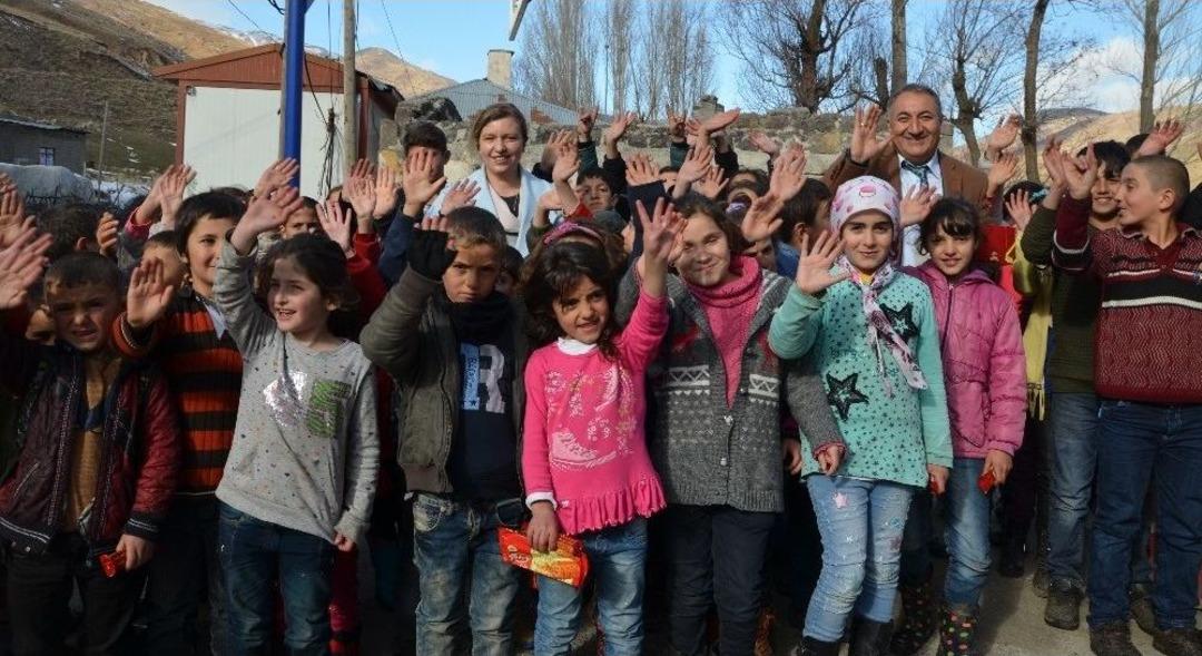 K&ouml;y Okulu &Ouml;ğrencilerinin Y&uuml;z&uuml; &ldquo;g&ouml;n&uuml;l El&ccedil;ileri&rdquo; İle G&uuml;l&uuml;yor