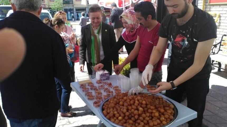 Yenikent Muhtarı Nezahat Nazik&rsquo;ten Lokma İkramı