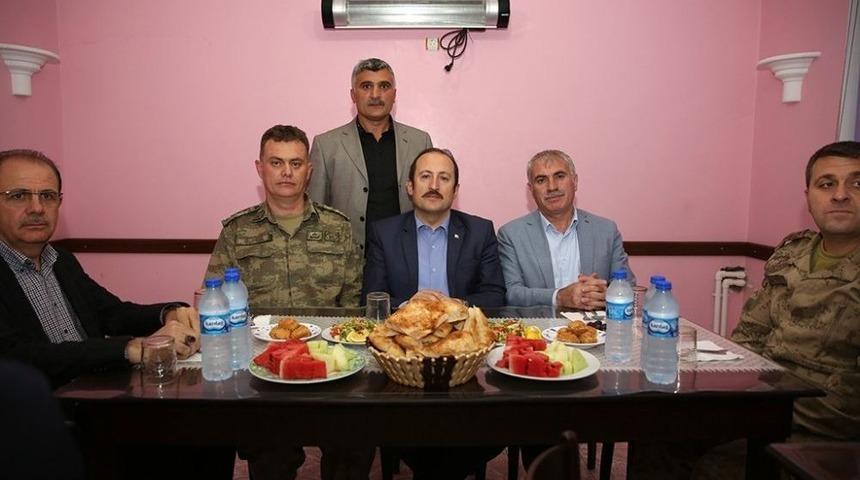 Vali Ali Hamza Pehlivan Konursu K&ouml;y&uuml;&rsquo;nde İftara Katıldı