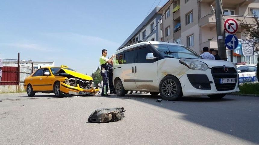 D&uuml;zce&rsquo;de Otomobille Hafif Ticari Ara&ccedil; &Ccedil;arpıştı: 3 Yaralı