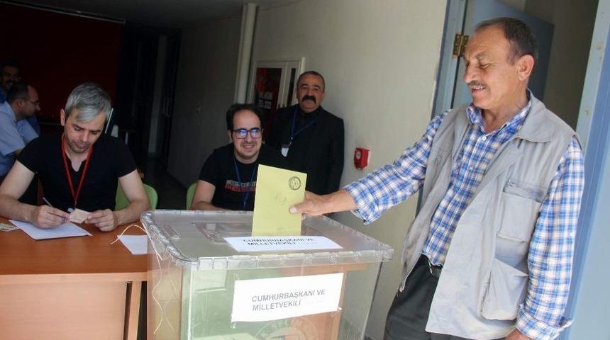 Erkilet Havaalanı&rsquo;nda Oy Verme İşlemi Başladı