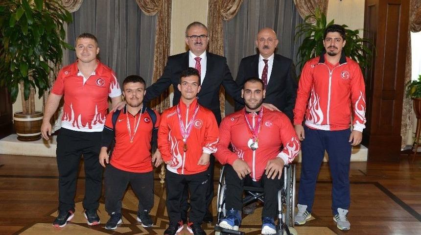 Vali Karakoğlu, Meksika Şampiyonunu Kutladı