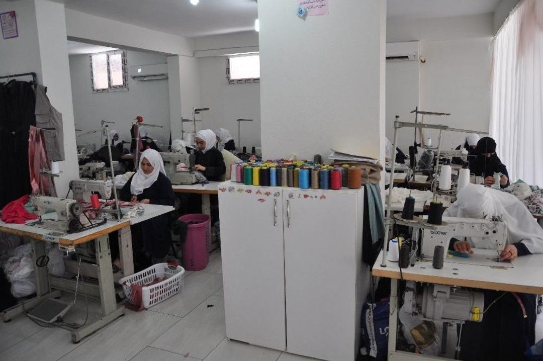 Suriyeli Yetim Anneleri Hem Meslek &Ouml;ğreniyor Hem De Para Kazanıyor