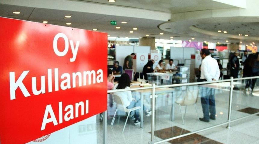 Esenboğa Havalimanında Se&ccedil;menler Cumhurbaşkanı Ve Milletvekillerini Se&ccedil;iyor