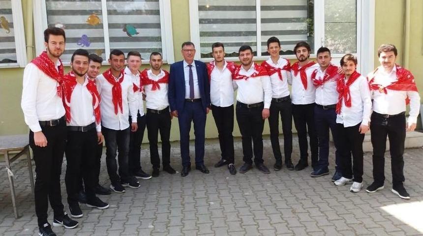 Başkan Duymuş Kınalı Kuzuları Askere Uğurladı