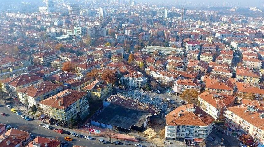 Esat, Kent Meydanı İçin Gün Sayıyor