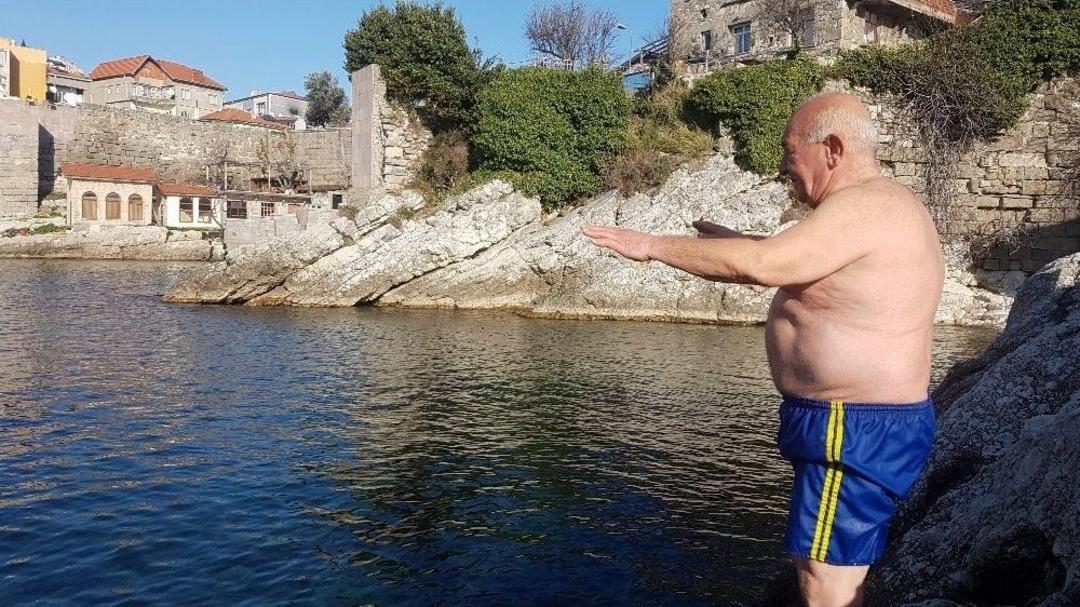 65 Yaşında Kar Kış Demeden Her G&uuml;n Denize Giriyor