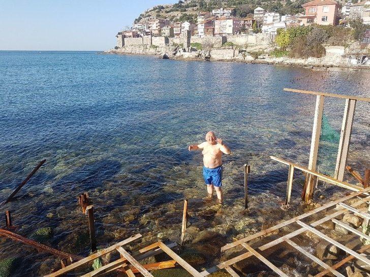 65 Yaşında Kar Kış Demeden Her Gün Denize Giriyor G1