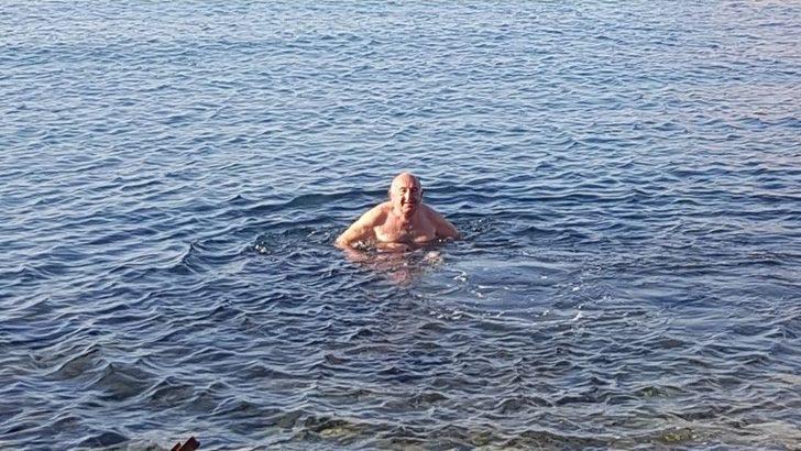 65 Yaşında Kar Kış Demeden Her Gün Denize Giriyor G2