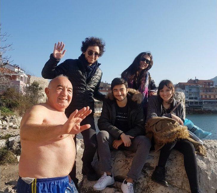 65 Yaşında Kar Kış Demeden Her Gün Denize Giriyor G4