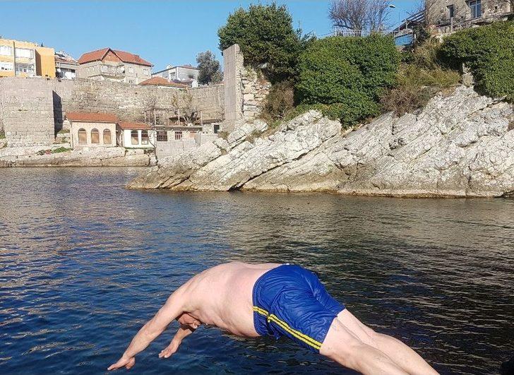 65 Yaşında Kar Kış Demeden Her Gün Denize Giriyor G5