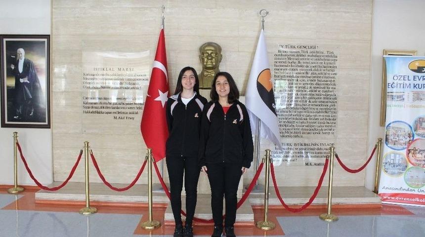 Evrensel Koleji &Ouml;ğrencileri Polonya Yolcusu