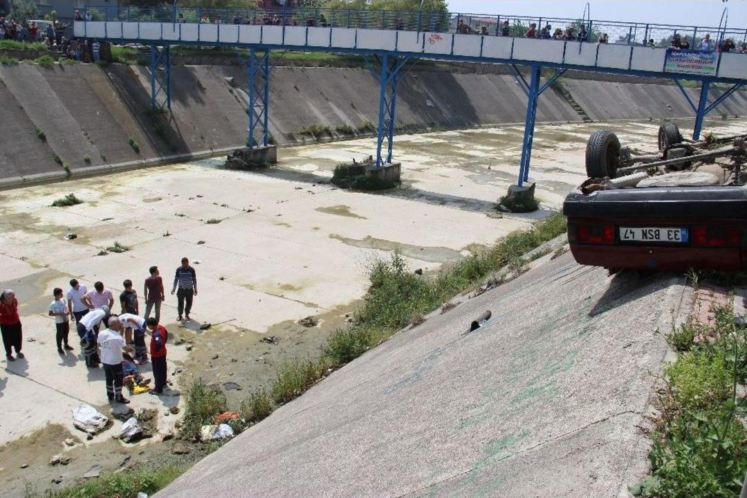 Otomobil Dereye U&ccedil;tu Meraklı Vatandaşlar Telefona Sarıldı